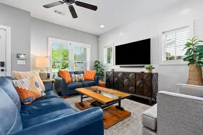Image de Walk to Auburn Campus \\ Park at Home Free \\ Golf - Tennis Easy Drive