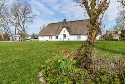 Image de Maison de vacances 'Reetdachhaus Alter Deich' avec sauna privé, jardin privé et 6 vélos électriques.