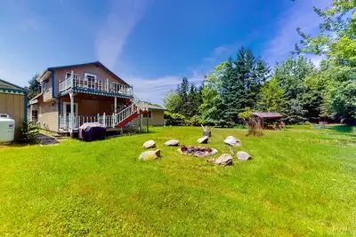 Image de Historic apartment close to outdoor recreation with a deck, gazebo, & work desk