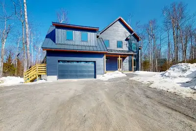 Image de Mountain escape with a hot tub, game room, four bedrooms, & gas fireplace