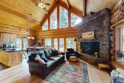 Image de Mountain-view dog-friendly cabin with hot tub, wood stove, central Ac, & W/D