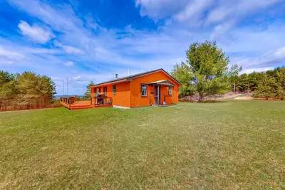 Image de Charming wilderness cabin with a scenic deck, grill, & arcade game