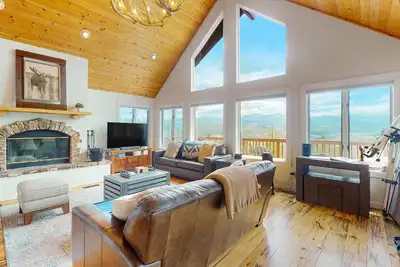 Image de Mountain-view home with hot tub, fireplace, decks, &. W\/D - dog-friendly