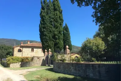 Ancienne villa en pierre d'origine rurale, idéale pour des vacances entre amis ou en famille. Trois