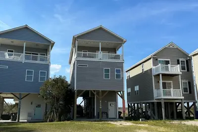 Image de Dog-friendly, water-view home with scenic balcony, grill, washer/dryer & Ac