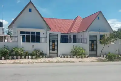 5 minutes to the beach! Family-sized house with a swimming pool.