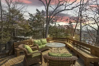 Image de Tree Top Hideaway – Pools, Sauna & More!