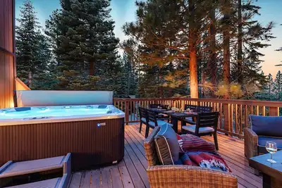 Image de Wolfe by AvantStay | 5mins NorthStar! w/ Hot Tub, Fireplace, 2 Private Decks!