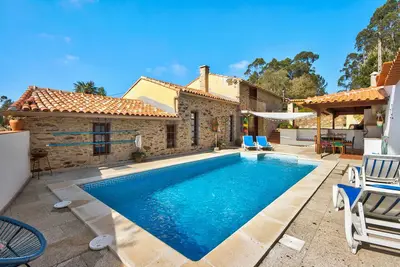 Image de Maison de vacances 'Azenha Da Lagoa Negra' avec vue sur le lac, piscine privée et Wi-Fi