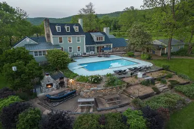 Image de Buckskin Manor - Historic, Pool, 66 Acre Vineyard