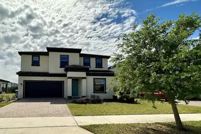 Image de Beautiful 4 Bedroom Home With Pool Overlooking Lake Views