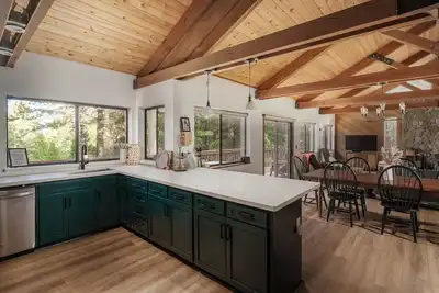 Image de Lay-Z-Bone Lodge~A/C & Summer Pool Access!