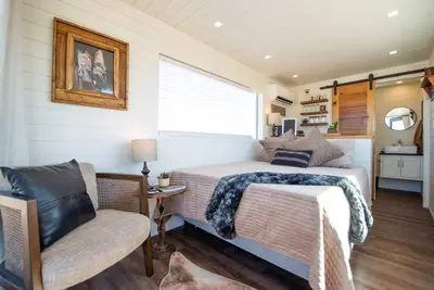 Image de New! The Cowboy Boots-Shipping Container Home