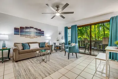 Image de Beautiful Beach Chic Condo, Large Lanai, Beach Across Street!