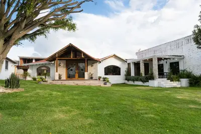 15 min from airport! Luxurious Gated Estate with Mountain Views from the Valley.