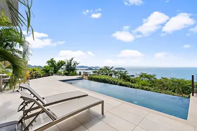 Image de 5-Bd Beauty with Pool Above Potrero
