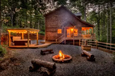 Image de Inviting dog-friendly cabin with hot tub, lovely mountain views, firepit, & W/D