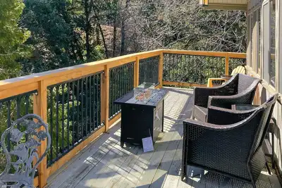 Image de Tranquil dog-friendly cabin with fireplace, kitchen, balcony, grill, & patio