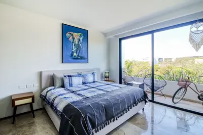 Penthouse studio with pool, balcony, gym, & spa - great location near shops