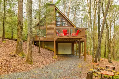 Image de Dog-friendly cabin with game room, fireplace, furnished deck, & washer/dryer
