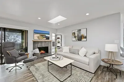Image de Summer beach retreat! 2/2 light-filled, End Unit, Amazing Views, Walk to beach.
