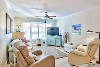 Image de Coastal condo with park, pool, tennis court, and grill access - W/D & central Ac