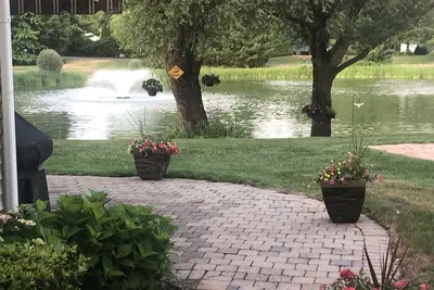 Image de Eastern Long Island  gated community  condo on a pond with resort style pool