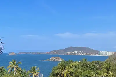 Image de Remodeled villa, just a short walk to the public beach and town!