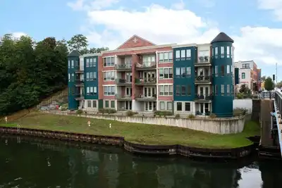 Image de 2 Bedroom River Front Condo