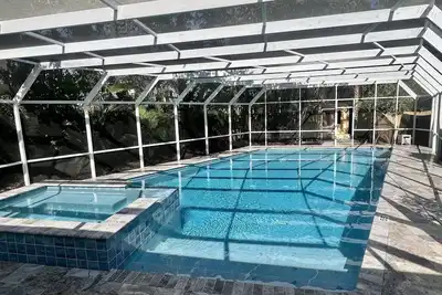 Image de 7 minute walk to Siesta Key beach. Large heated pool/spa. Very private. 1/2 acre