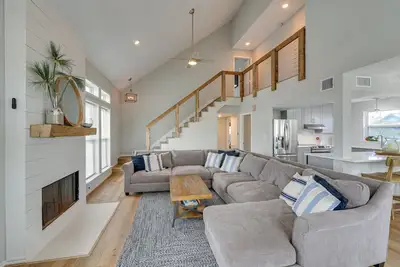 Image de Canal Access & Decks: Bayfront Jamaica Beach House