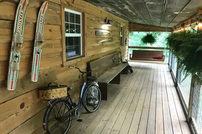 Image de Cozy Cabin, Fire Pit, with Hot Tub Next To Rock Island State Park