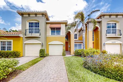 Image de Gated-entry townhome with on-site golf, pool, gym, clubhouse & rec amenities
