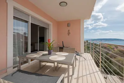 Bel appartement à Seget Donji