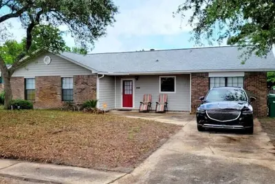 Image de Cozy 4br Home - Short drive to multiple beaches!