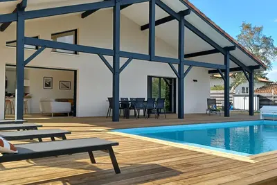 Image de Villa neuve grande terrasse en bois 130 m2+ piscine chauffée(Mai à Octobre)&clim