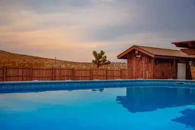 Image de Desert Dreams-Outdoor Rock Shower-Hot Tub-Pool-Oasis-Pizza Oven-Families!
