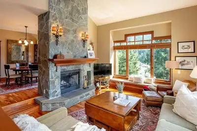 Image de Ski In/Out | Spacious 4br | Hot Tub | Garage For Gear Storage | Managed By Aloha Whistler