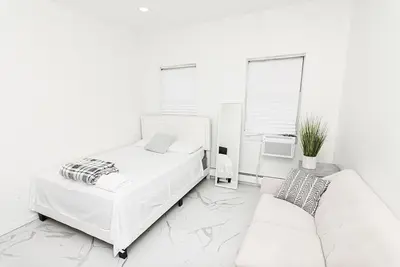 Image de Beautiful, bright, close to Ny, 2bedroom, marble floors