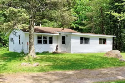 Image de Cabin on Teal Lake