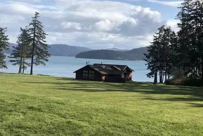 Image de Beautiful farmhouse overlooking water with beach access on a private estate