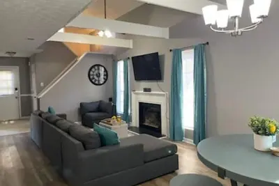 Image de Stone Mountain Delight, Smart TVs in Every Room, Pool Table, Desk and Backyard!