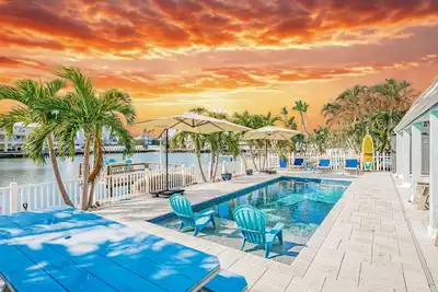 Image de Stay in Paradise - Free Kayaks, SUPs & Dolphins!