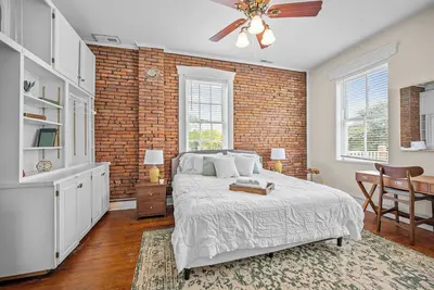 Image de Relaxing South Main Apartment with Modern Comforts