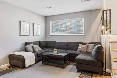 Image de Saint Charles 2 Bedroom Townhome by StayLage