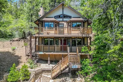 Image de Fabulous chalet with balcony views, near Bear Mountain Golf, ski resort and more