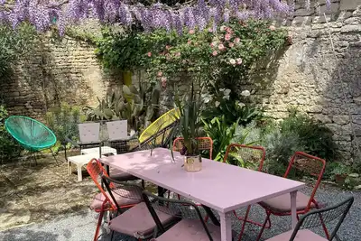 Image de Maison avec jardin et piscine, cours extérieures de charme