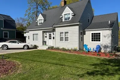 Image de Beautifully renovated 5-bedroom Cape Cod home great for larger gatherings.