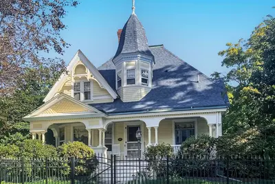 Image de Dog-friendly historical home with gorgeous porch & prime in-town location
