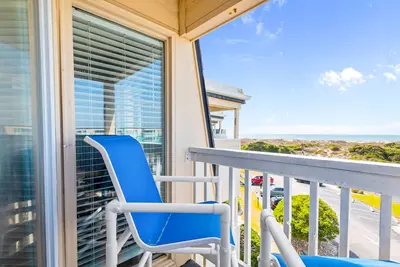 Image de Ocean-view condo with beach access, pool, sports courts, & private balcony
